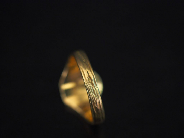ARNOULD Bague en or jaune, à décor de masque. Signée. TDD. 54 1/2 Poid