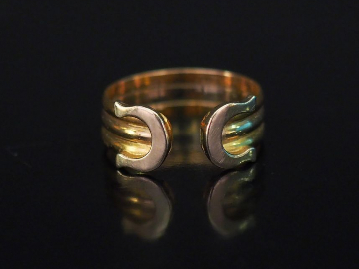 CARTIER (dans le goût de) Bague jonc trois tons d'or, à décor de deux 