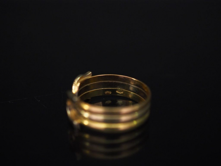 CARTIER (dans le goût de) Bague jonc trois tons d'or, à décor de deux 