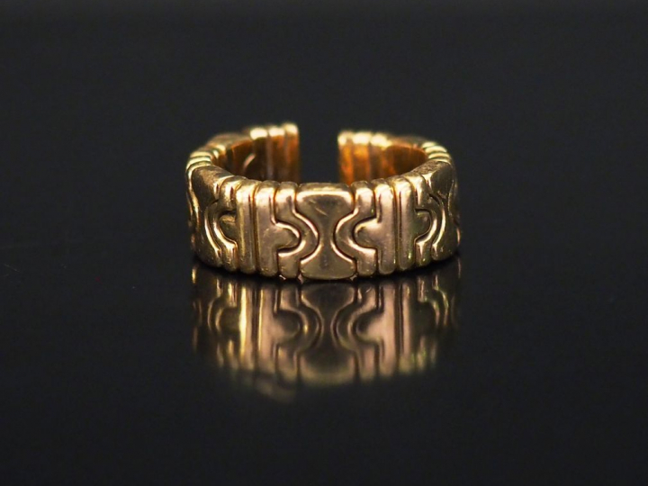 BULGARI Bague en or jaune, modèle "Parentesi'. Anneau ouvert. TDD. 50 