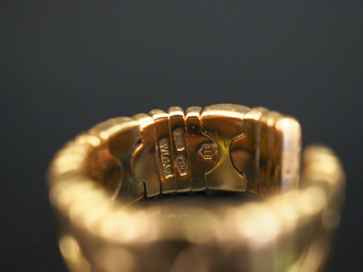 BULGARI Bague en or jaune, modèle "Parentesi'. Anneau ouvert. TDD. 50 
