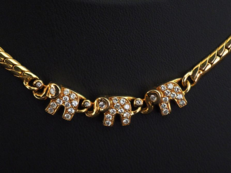 Vente aux enchères FRED, Paris Collier souple en or jaune, maille plate, agrémenté de tro