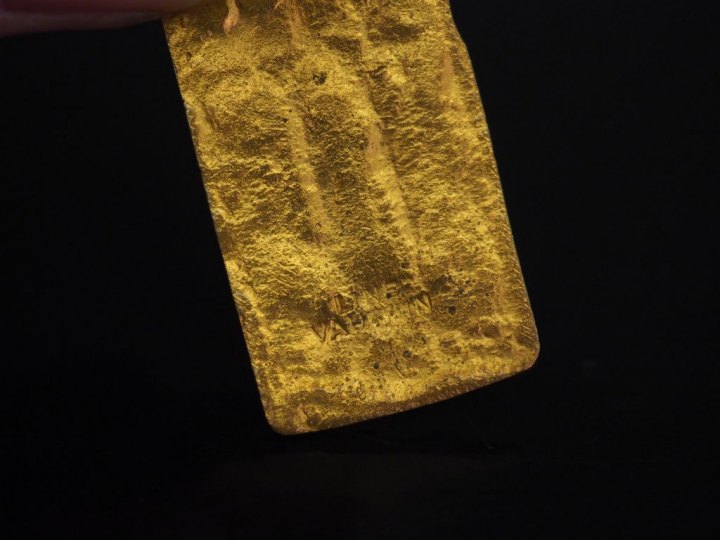 LINE VAUTRIN Broche en métal doré et émail turquoise, à décor d'un ois