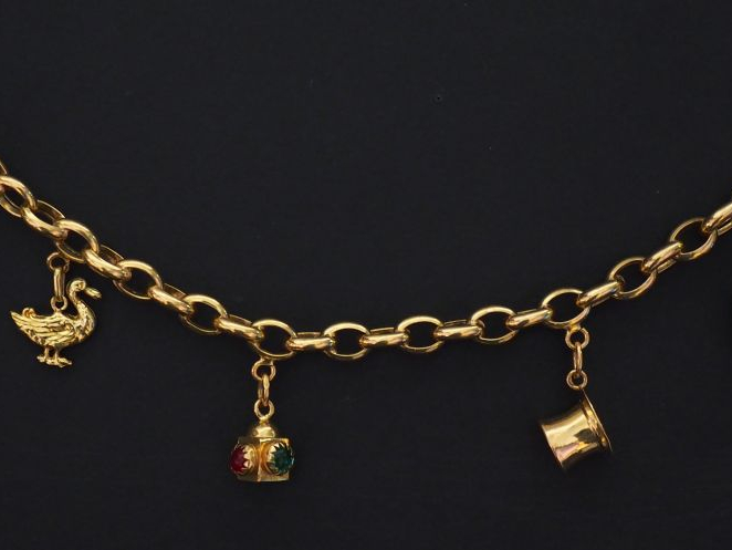 Bracelet souple en or jaune, maille forçat, orné de six pendeloques en