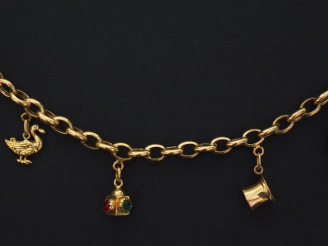 Vente aux enchères Bracelet souple en or jaune, maille forçat, orné de six pendeloques en