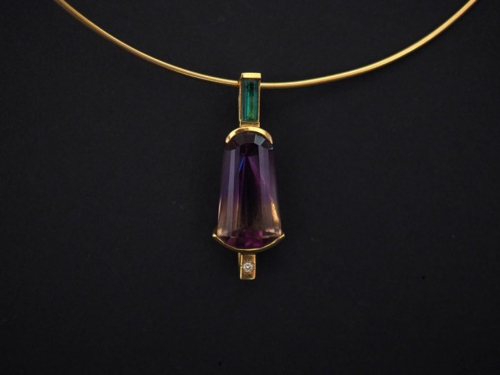 Collier ras de cou en or jaune et son pendentif de style Art déco en o