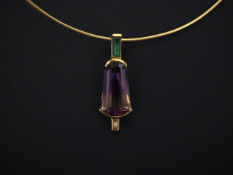 Vente aux enchères Collier ras de cou en or jaune et son pendentif de style Art déco en o