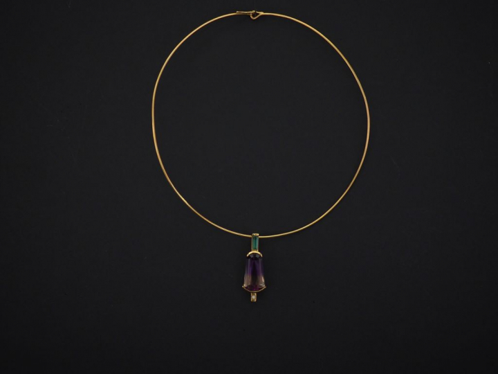 Collier ras de cou en or jaune et son pendentif de style Art déco en o