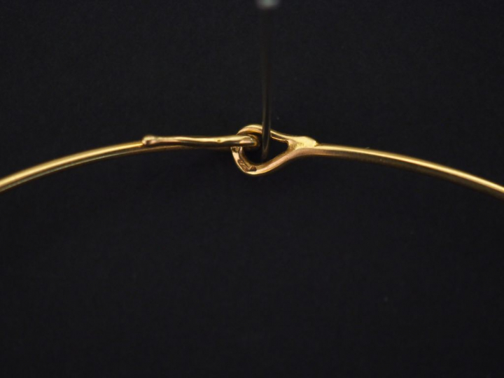 Collier ras de cou en or jaune et son pendentif de style Art déco en o
