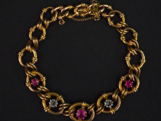 Vente aux enchères Bracelet articulé en or jaune, composés de maillons disposés en chute 