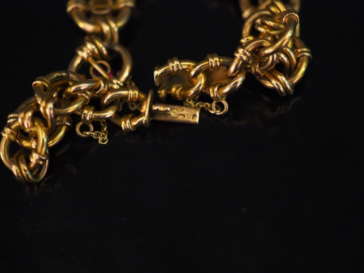 Bracelet articulé en or jaune, composés de maillons disposés en chute 