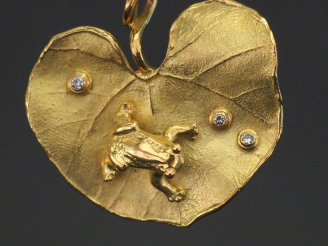 Vente aux enchères Boche/pendentif en or jaune en forme de feuille de nénuphar, à décor d