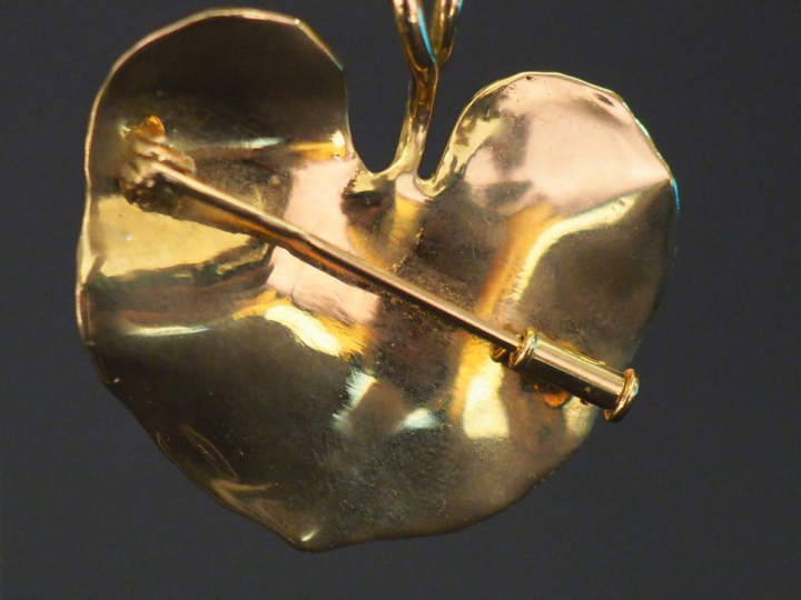 Boche/pendentif en or jaune en forme de feuille de nénuphar, à décor d