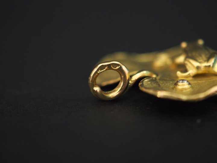 Boche/pendentif en or jaune en forme de feuille de nénuphar, à décor d