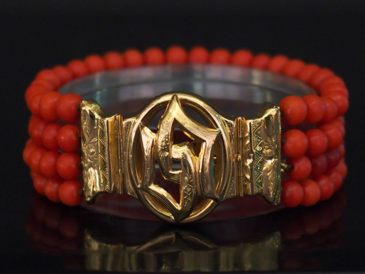 Bracelet Napoléon III quatre rangs de perles de corail, orné d'un ferm