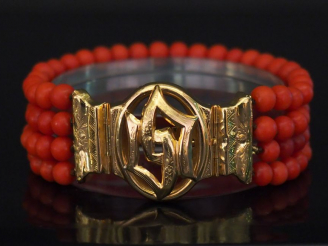 Vente aux enchères Bracelet Napoléon III quatre rangs de perles de corail, orné d'un ferm