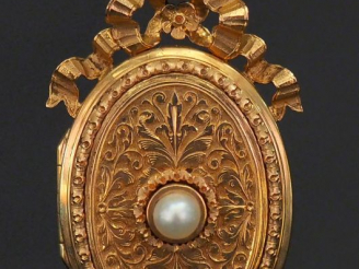 Vente aux enchères Pendentif porte-photo Napoléon III de style Louis XVI en or jaune, à d