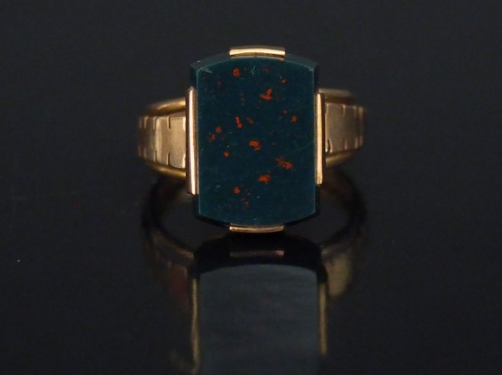 Bague Napoléon III en or jaune, sertie en son centre de jaspe sanguin.