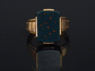 Vente aux enchères Bague Napoléon III en or jaune, sertie en son centre de jaspe sanguin.