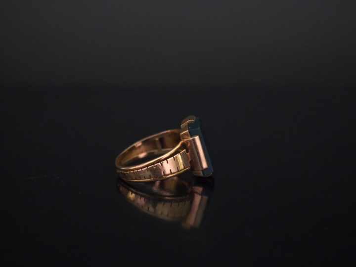 Bague Napoléon III en or jaune, sertie en son centre de jaspe sanguin.