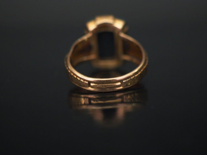 Bague Napoléon III en or jaune, sertie en son centre de jaspe sanguin.