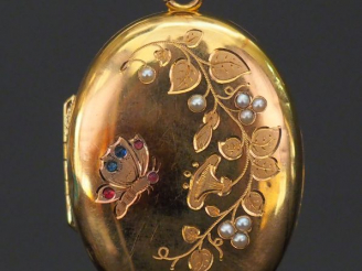 Vente aux enchères Pendentif porte-photo Napoléon III en or jaune, à décor d'un papillon,