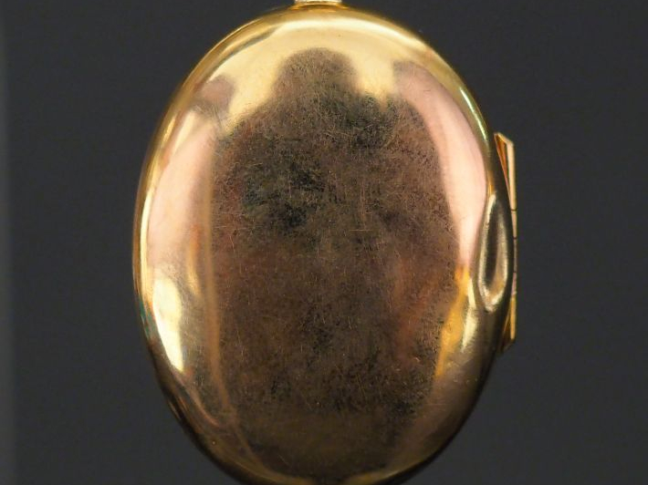 Pendentif porte-photo Napoléon III en or jaune, à décor d'un papillon,