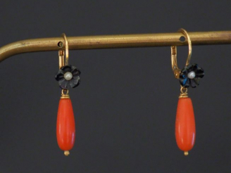 Vente aux enchères Paire de perce-oreilles en or jaune et corail en forme de goutte surmo
