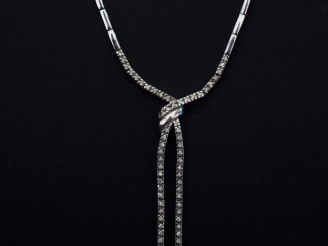 Vente aux enchères Collier articulé en or blanc, à décor en son centre d'un nœud de ruban