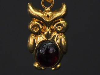Vente aux enchères Pendentif en or jaune et pierre dure en cabochon, en forme de chouette