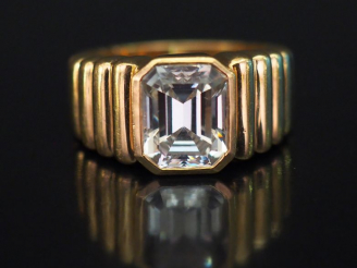 Vente aux enchères Bague jonc en or jaune, à décor de godrons en chute et sertie en son c