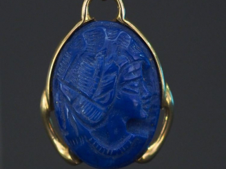 Vente aux enchères Pendentif en or jaune et lapis lazuli ou composition, figurant une jeu