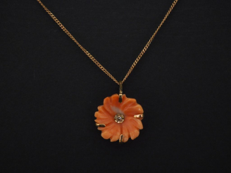 Vente aux enchères Chaine en or jaune, maille gourmett, et son pendentif en corail et or 