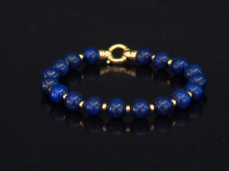 Vente aux enchères Bracelet souple en or jaune et perles de lapis lazuli. Long. 19 cm Poi