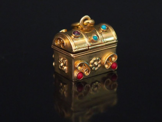 Vente aux enchères Pendentif en or jaune et pierres de couleur en cabohcon en forme de co