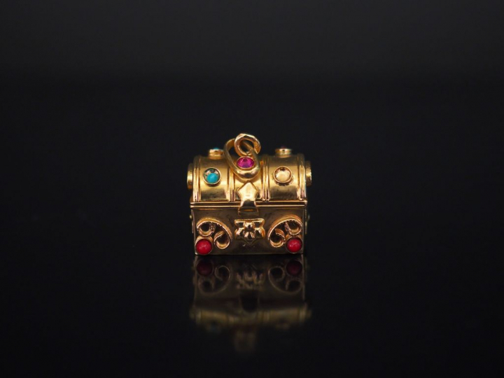 Pendentif en or jaune et pierres de couleur en cabohcon en forme de co