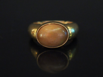 Vente aux enchères Bague jonc en or jaune, sertie en son centre d'une pierre dure en cabo