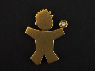 Vente aux enchères Pendentif en or jaune, en forme de bonhomme tenant dans sa main un pet