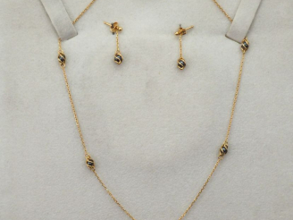 Vente aux enchères Demi-parure en or jaune agrémentée de perles grises. Comprenant :  - u