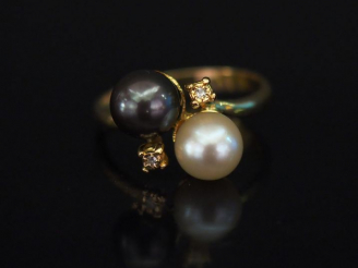 Vente aux enchères Bague "Toi   Moi" en or jaune, sertie d'une perle blanche et d'une per