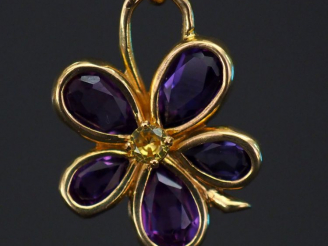 Vente aux enchères Pendentif en forme de fleur en or jaune, les pétales sertis d'améthyst