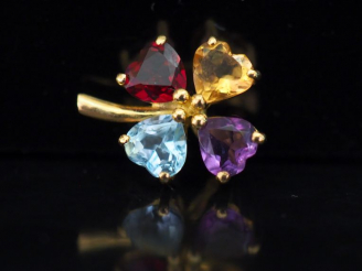 Vente aux enchères Pendentif en or jaune et pierres de couleur en forme de trèfle à quatr