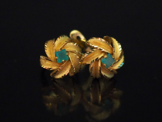 Vente aux enchères Paire de perce-oreilles en or jaune, en forme de fleur, sertis en leur