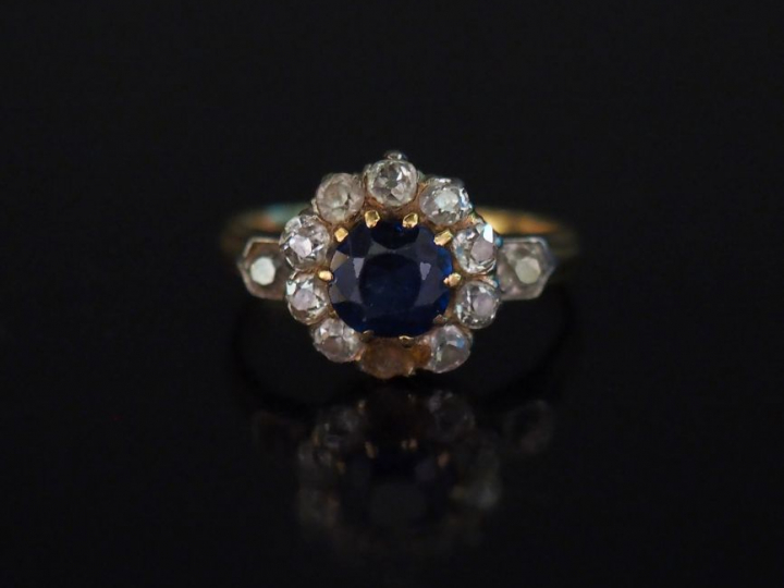Bague de forme marguerite en or jaune, sertie en son centre d'une pier