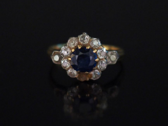 Vente aux enchères Bague de forme marguerite en or jaune, sertie en son centre d'une pier