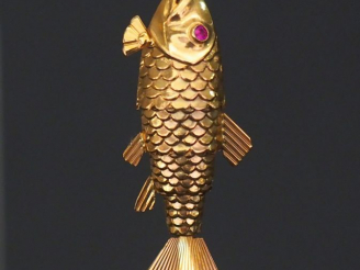 Vente aux enchères Pendentif articulé en or jaune, en forme de poisson. Les yeux sertis d