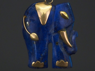 Vente aux enchères Pendentif en lapis lazuli et or jaune, en forme d'éléphant stylisé. 2,