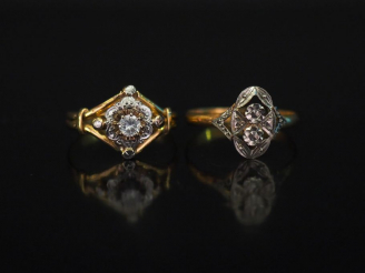 Vente aux enchères Ensemble comprenant :  - une bague en or jaune et or blanc, à décor aj