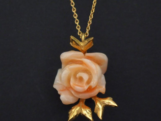 Vente aux enchères Chaine en or jaune, maille forçat, et son pendentif en or jaune et cor