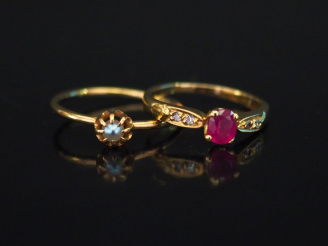 Vente aux enchères Ensemble comprenant :  - une bague en or jaune, sertie d'une perle. TD